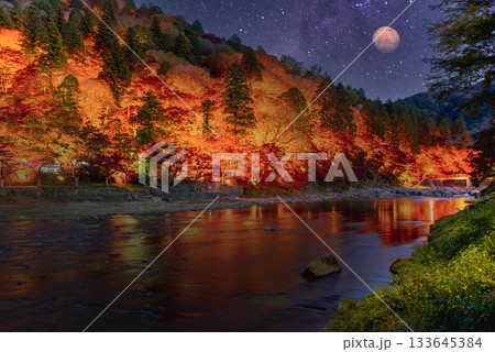 巴川沿いの美しい紅葉風景ライトアップ 133645384