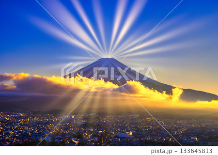 富士山と富士吉田市のの美しい夕景 富士山と富士吉田市のの美しい夕景 133645813
