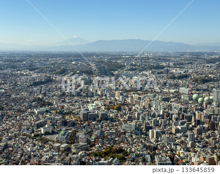 都市の密集と遠景に見える雄大な富士山 2025.11 横浜市, 日本 133645859