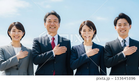 胸に手をあてるビジネスパーソン 133645896