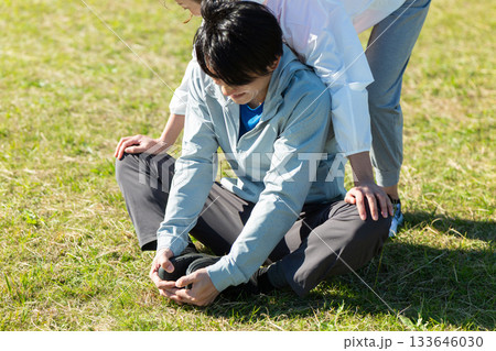 屋外でストレッチ体操をするミドル夫婦 133646030