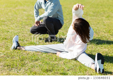 屋外でストレッチ体操をするミドル夫婦 133646031