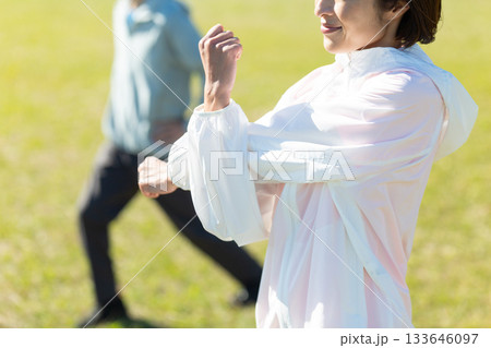 屋外でストレッチ体操をするミドル夫婦 屋外でストレッチ体操をするミドル夫婦 133646097