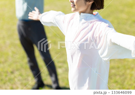 屋外でストレッチ体操をするミドル夫婦 屋外でストレッチ体操をするミドル夫婦 133646099