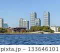 水辺越しに見るタワーマンションと公園の風景 2025.11 横浜市, 日本 133646101