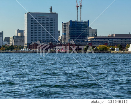 水辺越しに望む横浜赤レンガ倉庫とビル群 2025.11 横浜市, 日本 133646115