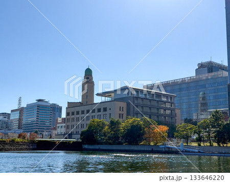 ワイドな青空と水面の広がりを感じる横浜の都市風景 2025.11 横浜市, 日本 133646220