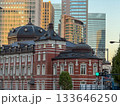 トワイライトに輝く東京駅丸の内駅舎と背景のビル群 2025.11 千代田区, 日本 133646250