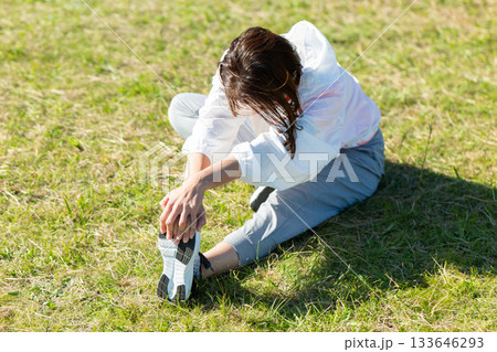 屋外でストレッチ体操をするミドル女性 133646293