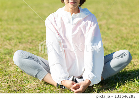 屋外でストレッチ体操をするミドル女性 133646295