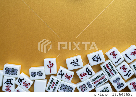 金色の背景に並ぶマージャン牌 金色の背景に並ぶマージャン牌 133646656