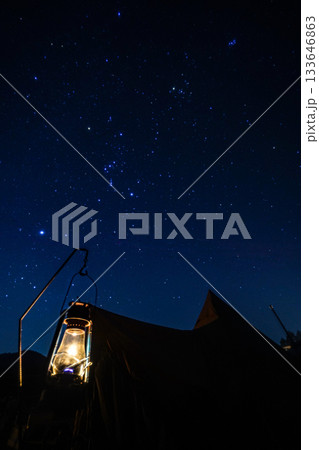 星降るキャンプ場にてテントとオイルランタン 133646863
