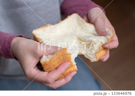 柔らかい食パンを持っている人 133646976