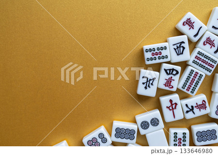 金色の背景に並ぶマージャン牌 金色の背景に並ぶマージャン牌 133646980