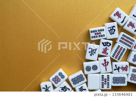 金色の背景に並ぶマージャン牌 133646981
