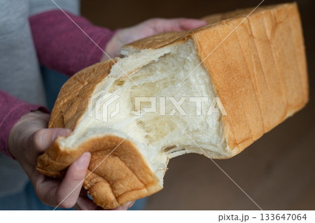柔らかい食パンを持っている人 柔らかい食パンを持っている人 133647064