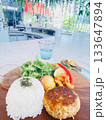 美味しそうなオーガニックハンバーグランチ 133647894
