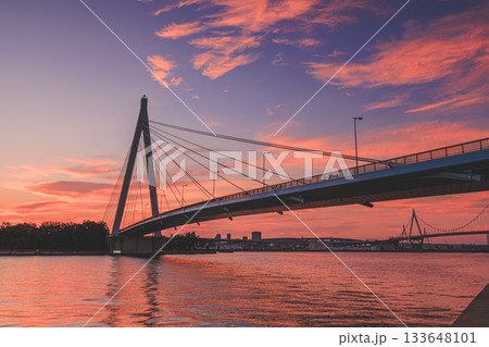 常吉大橋 朝焼け 133648101