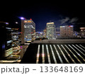 美しく輝く都会の街並みと夜景 133648169