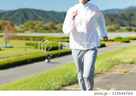 屋外でウォーキングをするミドル女性 133648764