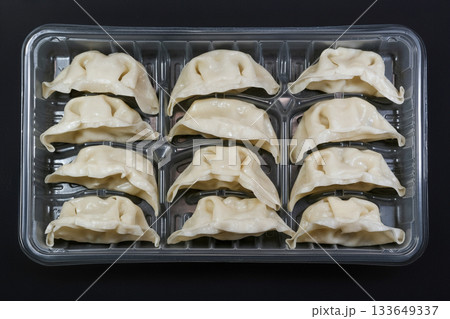パックに入った新鮮な生餃子 パックに入った新鮮な生餃子 133649337