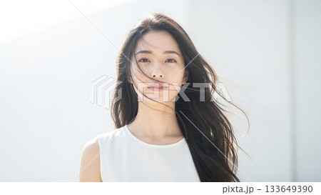 黄色い背景に金の幾何学ラインが重なる華やかな抽象背景デザイン 133649390