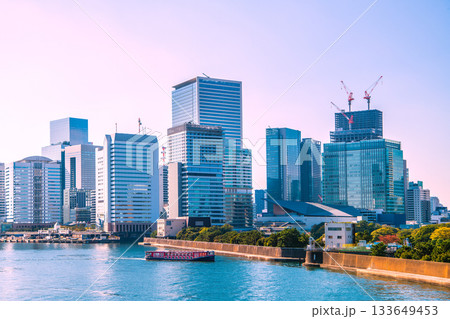 日本の東京都市景観　竹芝や浜松町、水上バス「竜馬」などを望む 133649453