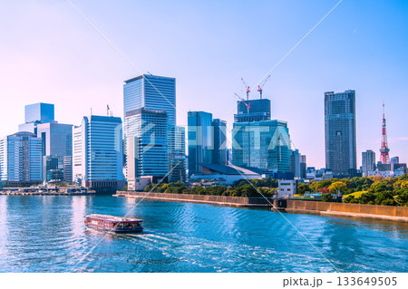 日本の東京都市景観　竹芝や浜松町、水上バス「竜馬」、東京タワーなどを望む 133649505