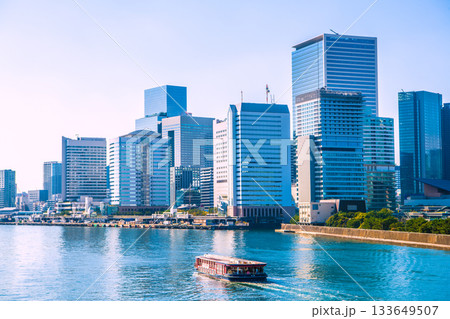 日本の東京都市景観　竹芝や浜松町、水上バス「竜馬」などを望む 133649507