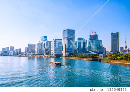 日本の東京都市景観 竹芝や浜松町、水上バス「竜馬」、東京タワーなどを望む 日本の東京都市景観 竹芝や浜松町、水上バス「竜馬」、東京タワーなどを望む 133649531