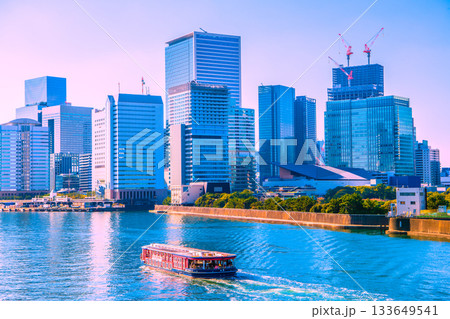 日本の東京都市景観　竹芝や浜松町、水上バス「竜馬」などを望む 133649541