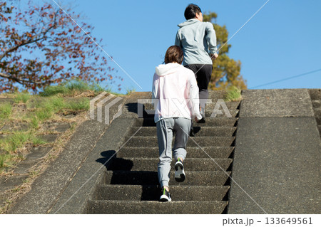 屋外でランニングをするミドル夫婦 屋外でランニングをするミドル夫婦 133649561