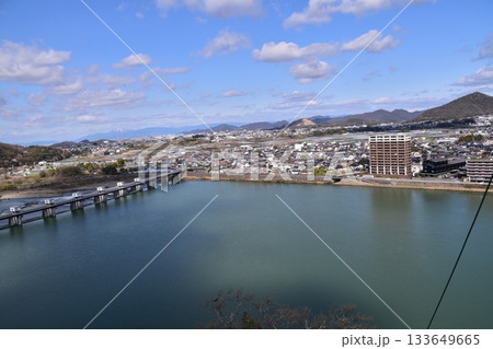 日本の愛知県の犬山市 春の犬山城と満開の桜 国宝の天守閣の最上階から見た展望 周辺の街並みや自然 日本の愛知県の犬山市 春の犬山城と満開の桜 国宝の天守閣の最上階から見た展望 周辺の街並みや自然 133649665