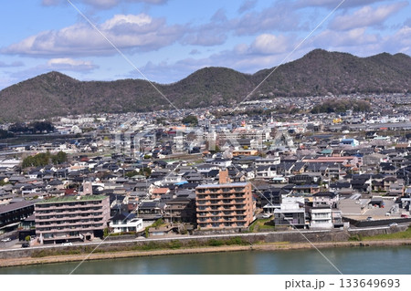 日本の愛知県の犬山市 春の犬山城と満開の桜 国宝の天守閣の最上階から見た展望 周辺の街並みや自然 日本の愛知県の犬山市 春の犬山城と満開の桜 国宝の天守閣の最上階から見た展望 周辺の街並みや自然 133649693