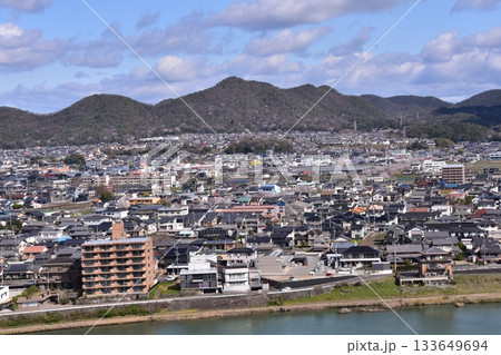 日本の愛知県の犬山市 春の犬山城と満開の桜 国宝の天守閣の最上階から見た展望 周辺の街並みや自然 日本の愛知県の犬山市 春の犬山城と満開の桜 国宝の天守閣の最上階から見た展望 周辺の街並みや自然 133649694