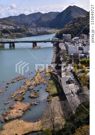 日本の愛知県の犬山市 春の犬山城と満開の桜 国宝の天守閣の最上階から見た展望 周辺の街並みや自然 日本の愛知県の犬山市 春の犬山城と満開の桜 国宝の天守閣の最上階から見た展望 周辺の街並みや自然 133649727