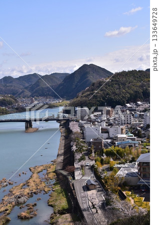 日本の愛知県の犬山市 春の犬山城と満開の桜 国宝の天守閣の最上階から見た展望 周辺の街並みや自然 日本の愛知県の犬山市 春の犬山城と満開の桜 国宝の天守閣の最上階から見た展望 周辺の街並みや自然 133649728