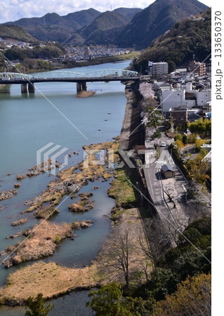 日本の愛知県の犬山市 春の犬山城と満開の桜 国宝の天守閣の最上階から見た展望 周辺の街並みや自然 日本の愛知県の犬山市 春の犬山城と満開の桜 国宝の天守閣の最上階から見た展望 周辺の街並みや自然 133650370