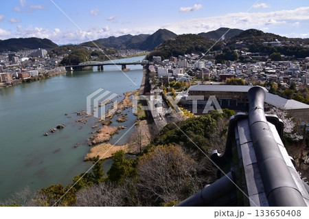 日本の愛知県の犬山市 春の犬山城と満開の桜 国宝の天守閣の最上階から見た展望 周辺の街並みや自然 日本の愛知県の犬山市 春の犬山城と満開の桜 国宝の天守閣の最上階から見た展望 周辺の街並みや自然 133650408