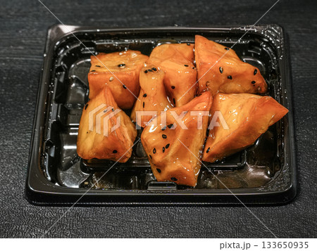 黒ごまをまぶした甘い大学芋のパック 黒ごまをまぶした甘い大学芋のパック 133650935