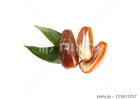 Fresh leaf-wrapped dates for healthy Ramadan, isolated, PNG 133651057