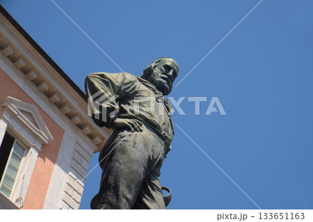 close view of the Garibaldi statue in Pisa, Italy 133651163