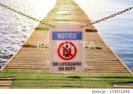 Notice of absence of lifeguards at the beach entrance 133651848