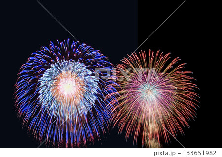 夏の花火大会の打ち上げ花火 133651982