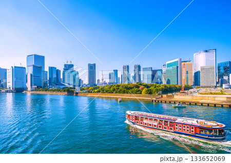 日本の東京都市景観新風景。浜松町や水上バス「竜馬」、東京タワー、麻布台、汐留、撤去工事などを望む 133652069