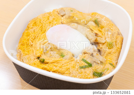 おいしいコンビニ弁当の親子丼 おいしいコンビニ弁当の親子丼 133652081