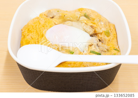 おいしいコンビニ弁当の親子丼 133652085
