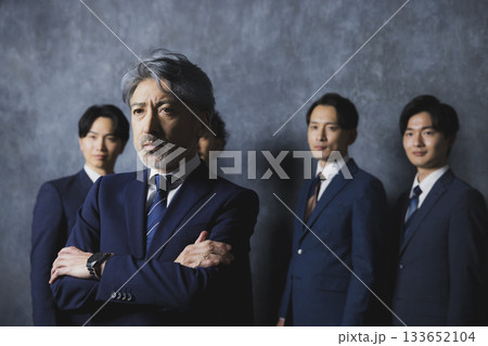 並んで立つスーツ姿の男たち 並んで立つスーツ姿の男たち 133652104