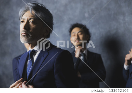 並んで立つスーツ姿の男たち 133652105