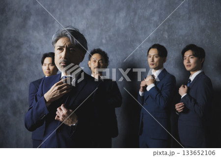 並んで立つスーツ姿の男たち 並んで立つスーツ姿の男たち 133652106